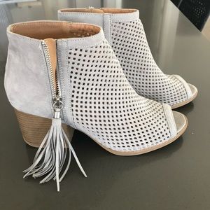 Low cut gray women’s boots. Size 9